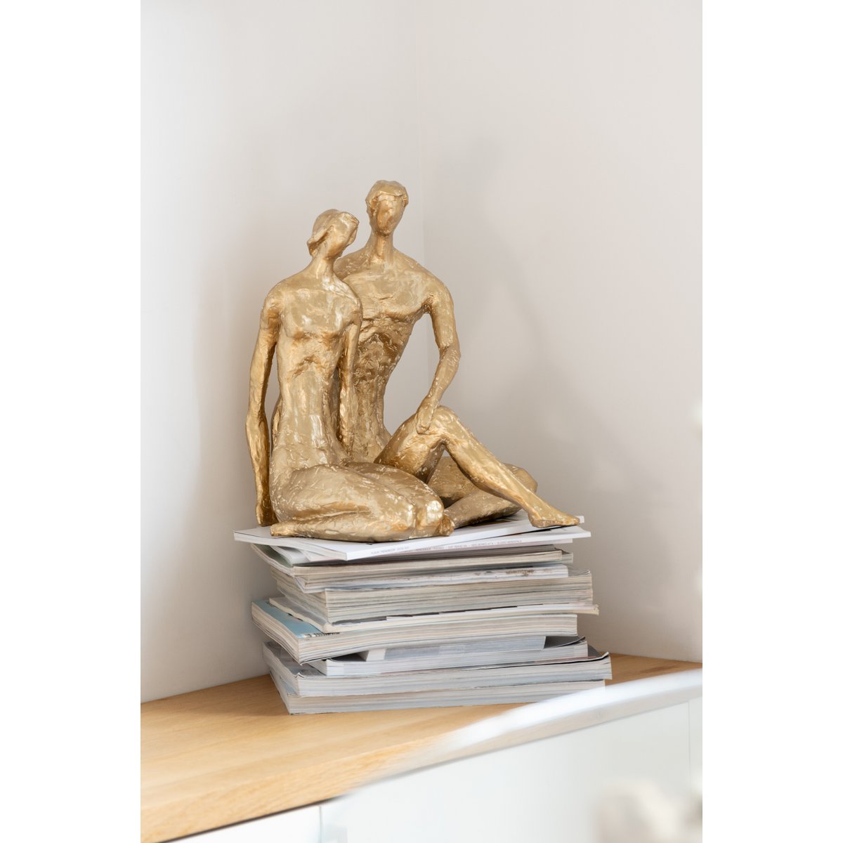 Détails de la figurine Couple Assis en Résine Or - J-Line