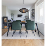 Détail du velours vert de la chaise Harbo, texture luxueuse