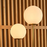 Lampe à poser en marbre blanc et métal doré