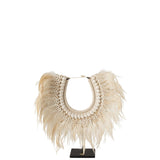 Collier décoratif Dora en coquillages et plumes blanches sur support en bois