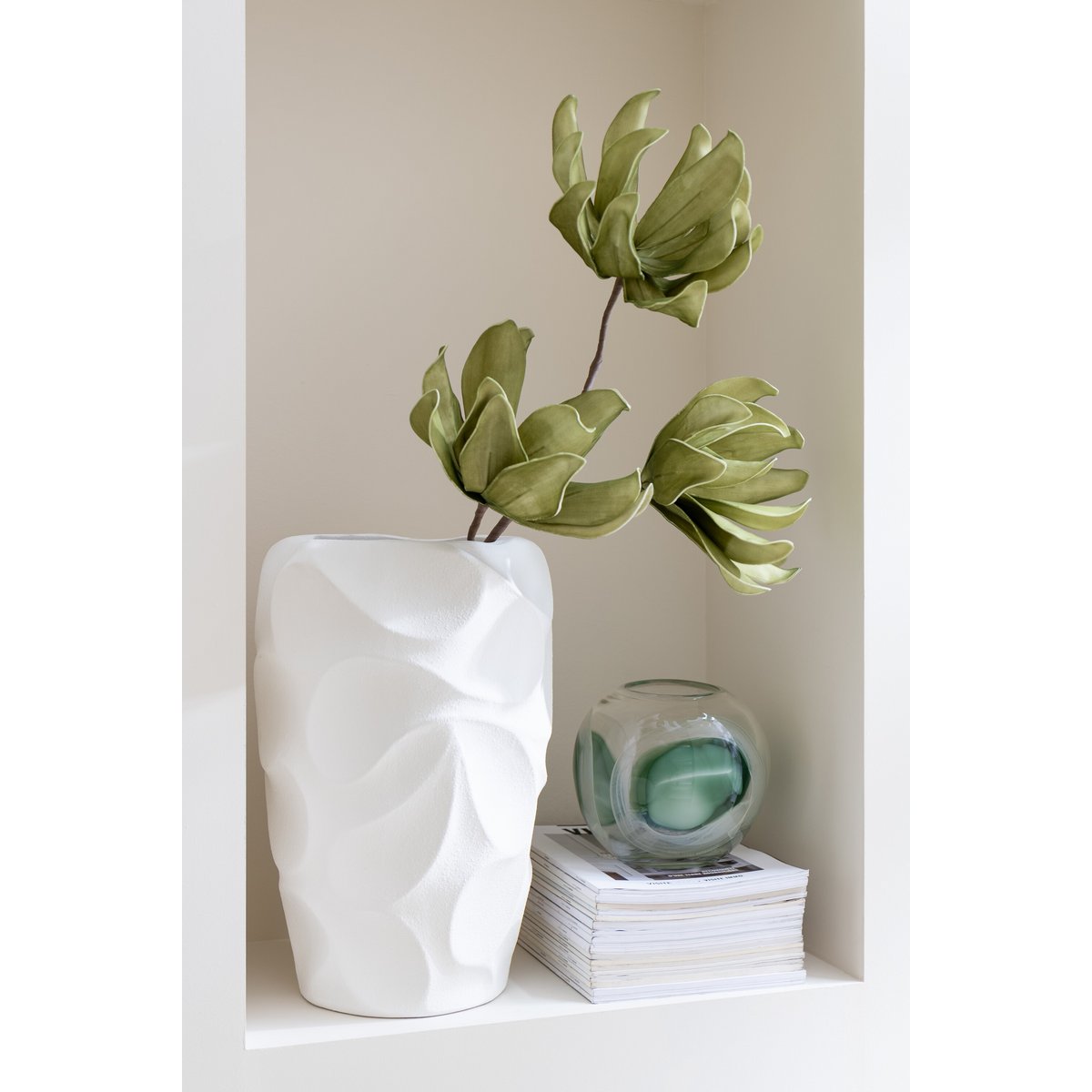 Vue latérale du vase J-Line Mirena, céramique blanche raffinée.