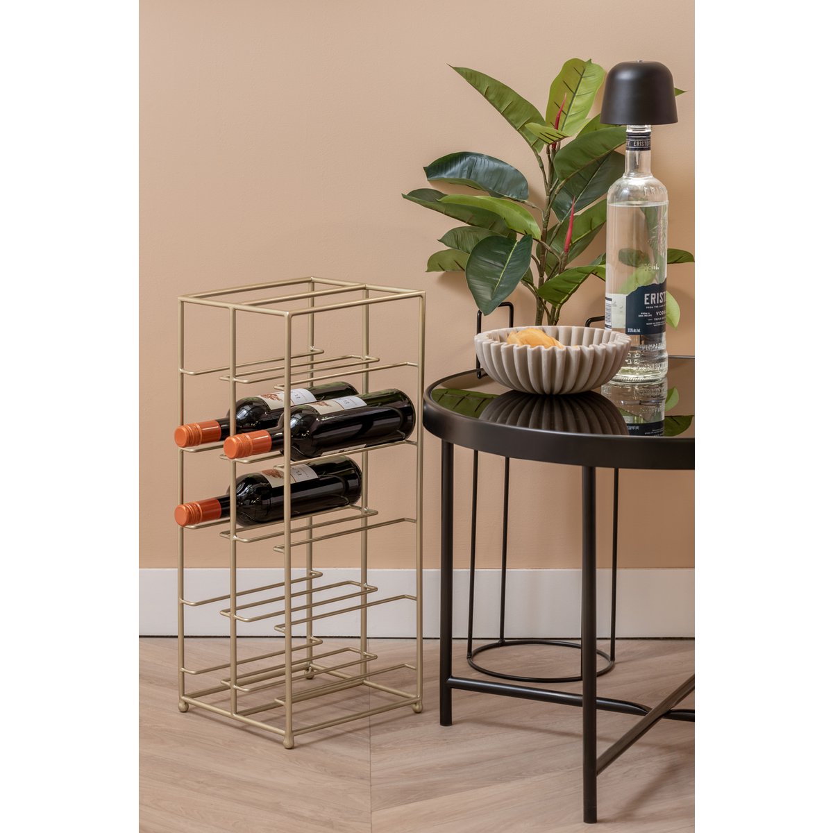 Casier à vin double étage en métal, intégré dans un décor moderne