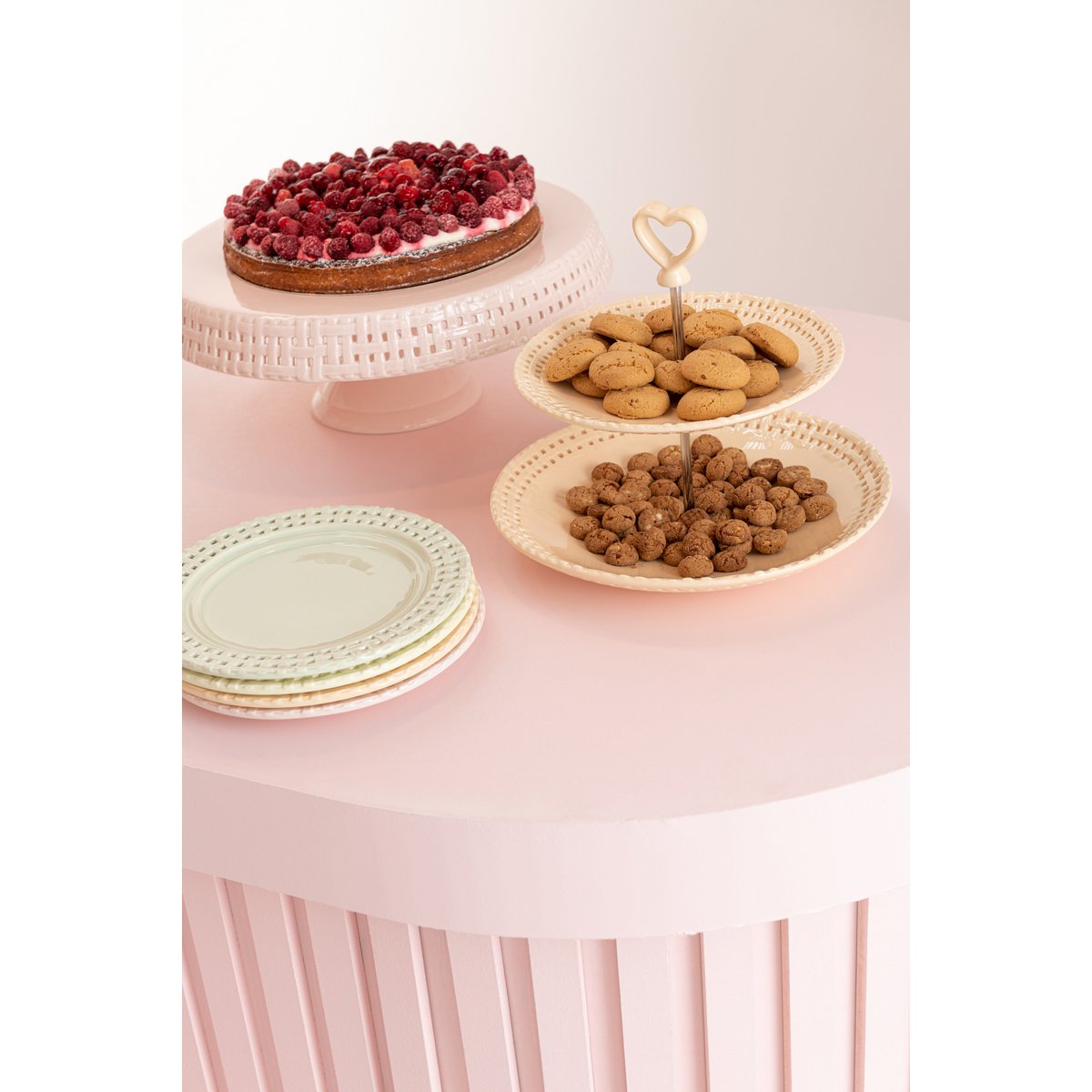 Détail de l'assiette J-Line en céramique jaune sur table élégante