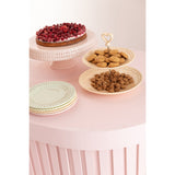 Détail de l'assiette J-Line en céramique jaune sur table élégante