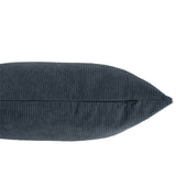 Coussin Rib Square J-Line en velours gris bleu sur canapé moderne