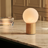 Détail de la base en bois d'hévéa de la lampe Nadine
