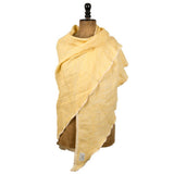 Châle Quinty ocre, élégant et chaleureux, parfait pour la décoration intérieure