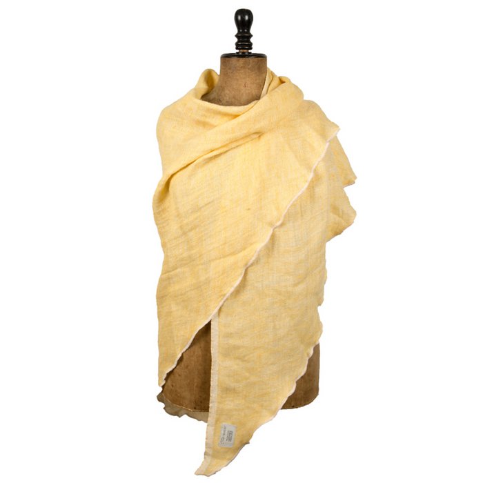 Châle Quinty ocre, élégant et chaleureux, parfait pour la décoration intérieure