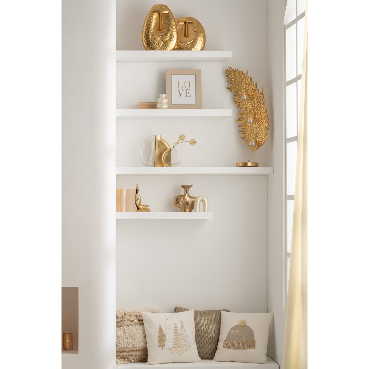 Vase J-Line Moderna en aluminium doré, vue de face avec détails élégants.