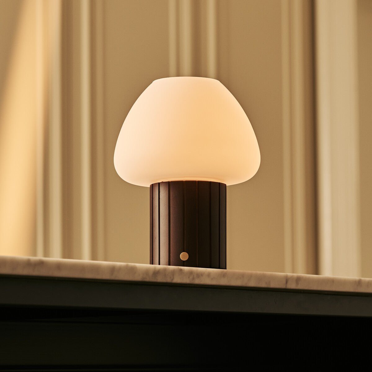 Détail de la base en bois d'hévéa de la lampe Romée