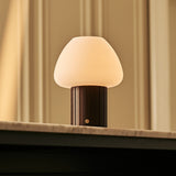 Détail de la base en bois d'hévéa de la lampe Romée