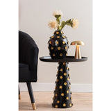 Vase Golden Flowers sur un buffet, ajoutant une touche de luxe