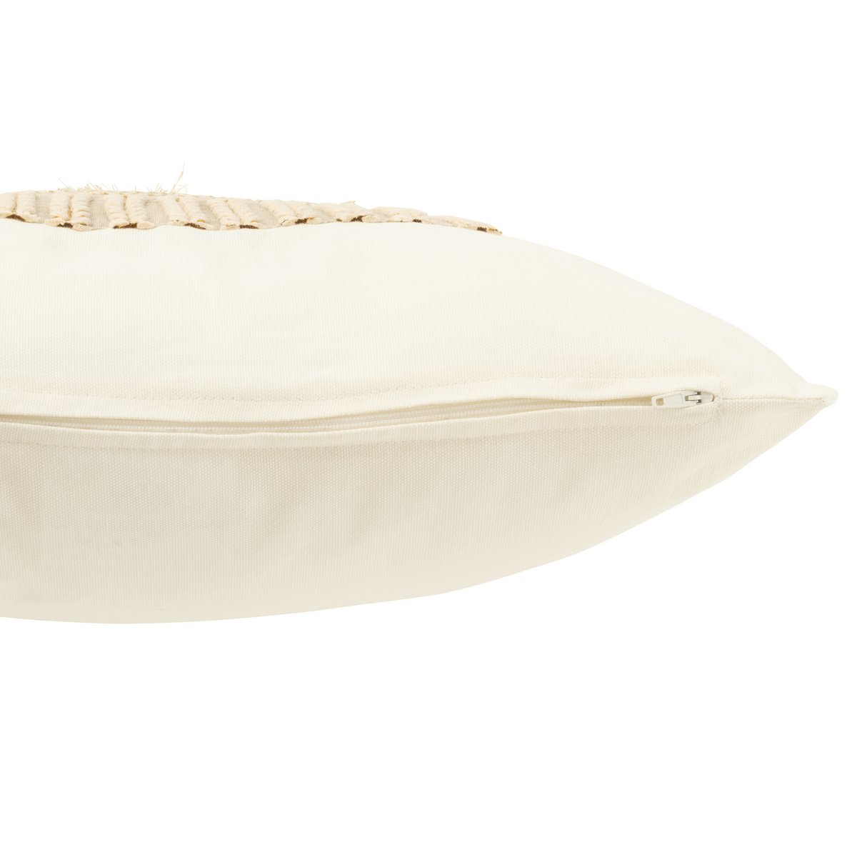 Ambiance cosy avec le coussin J-Line 'Let's Get Cozy' dans un salon moderne.