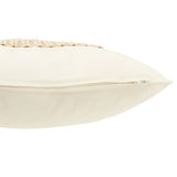 Ambiance cosy avec le coussin J-Line 'Let's Get Cozy' dans un salon moderne.