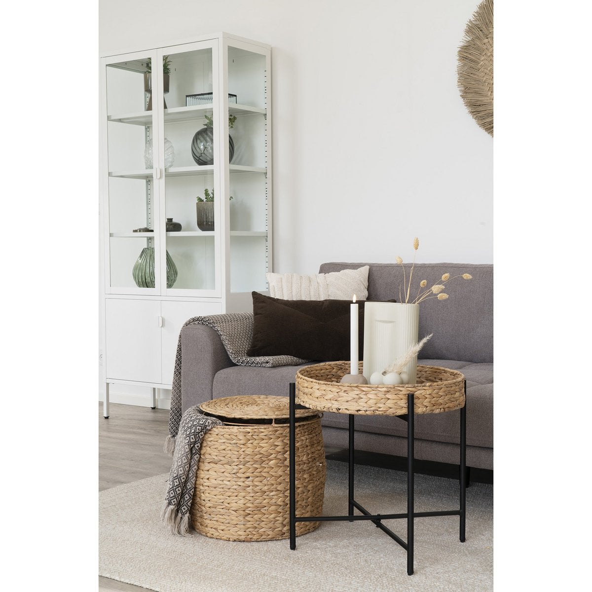 Vase en céramique gris, intégré dans un décor scandinave