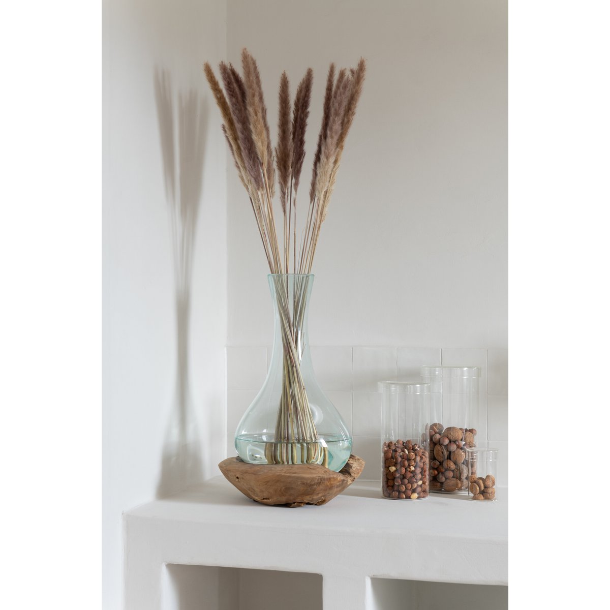 Vue rapprochée du pot en verre J-Line, soulignant sa transparence.