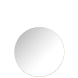 Miroir J-Line dans un intérieur chic, apportant luminosité