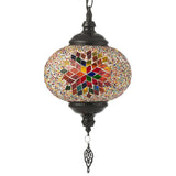 Détail des mosaïques en verre de la lampe suspendue J-Line