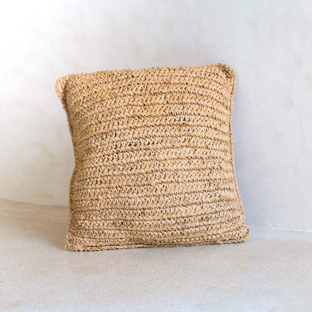 Détail du tissage du coussin Boho en raffia