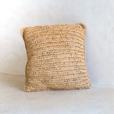 Détail du tissage du coussin Boho en raffia