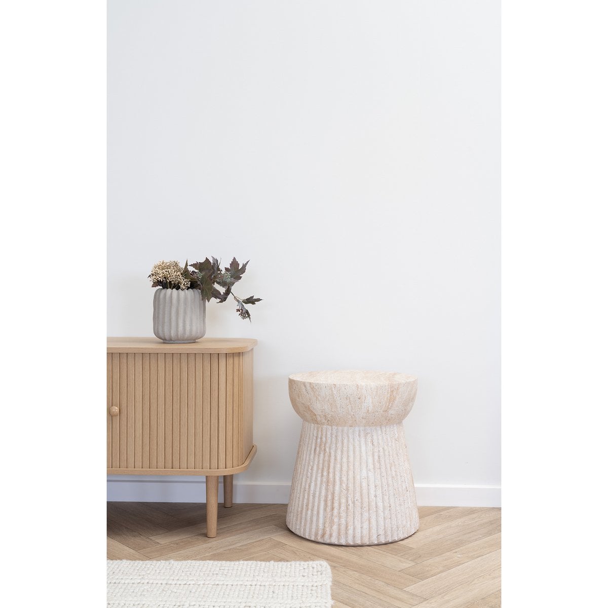 Table d'appoint Bonn dans un intérieur moderne et élégant