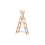 Étagère tipi utilisée comme séparateur de pièce dans un salon moderne