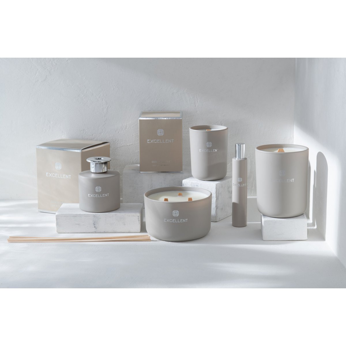 Parfum d'ambiance J-Line sur une table en bois