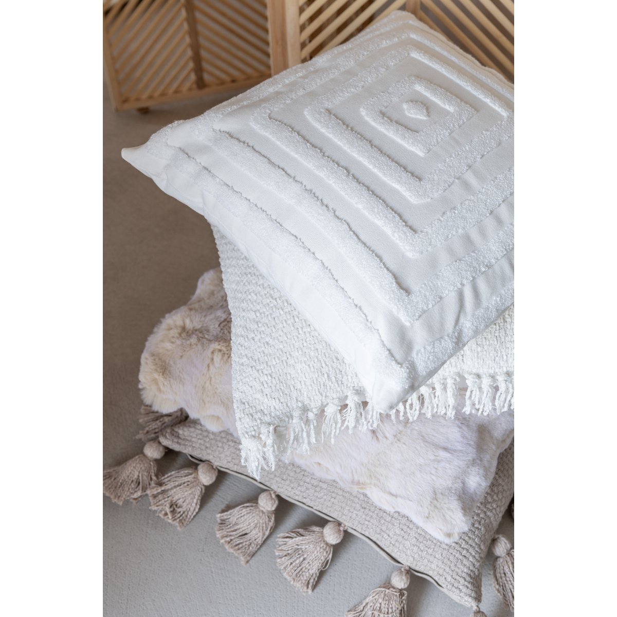 Coussin J-Line Wave sur un canapé moderne, ambiance chic