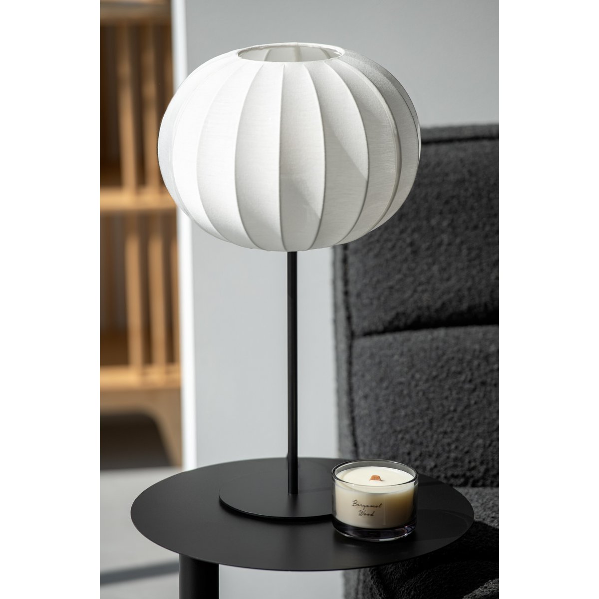 Lampe J-Line dans un salon moderne, ambiance élégante