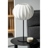 Lampe J-Line dans un salon moderne, ambiance élégante