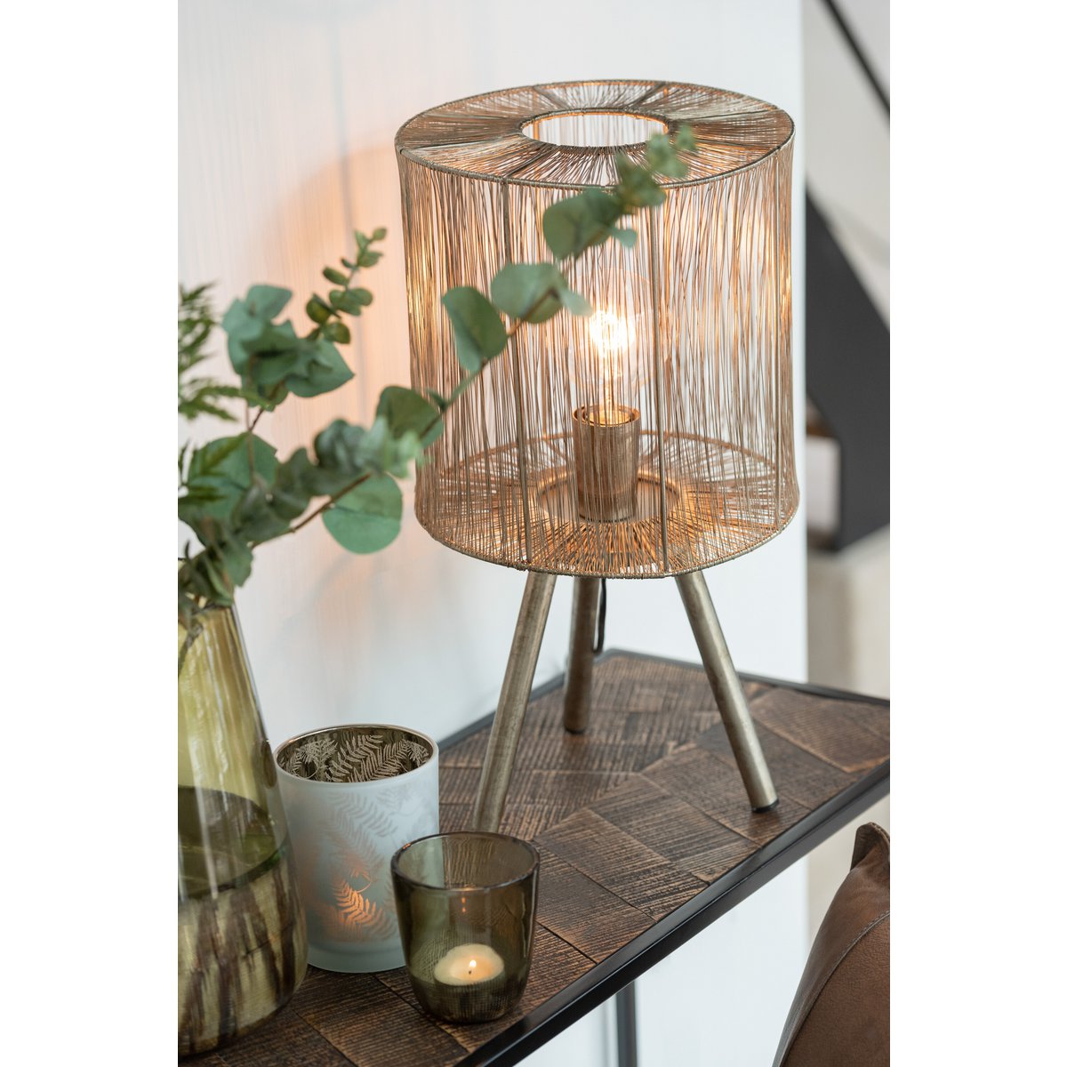 Lampe marron vintage posée sur une table