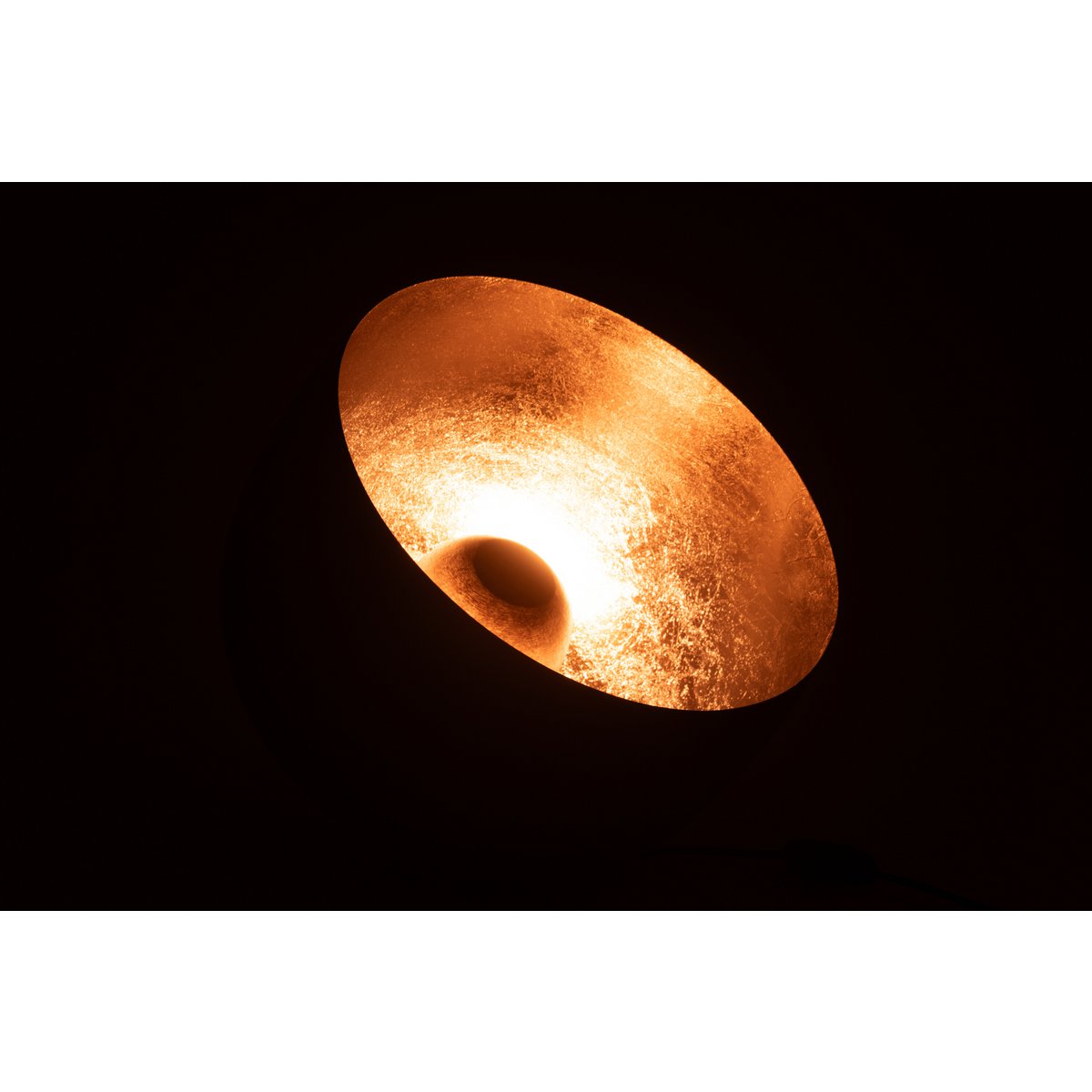 Détail de la finition dorée de la lampe J-Line ronde.
