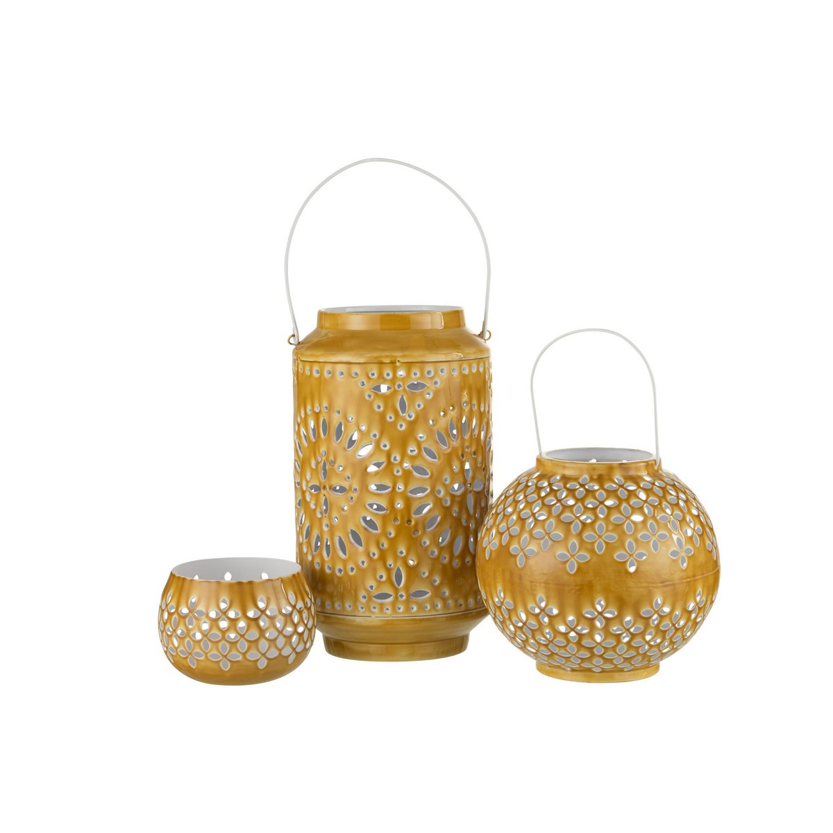 Lanterne J-Line en métal ocre illuminée dans un jardin