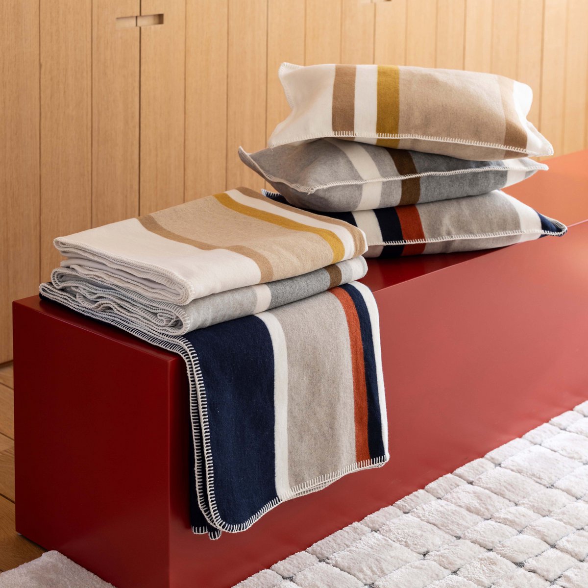 Plaid Gioia Ivoire sur un lit, ambiance chaleureuse