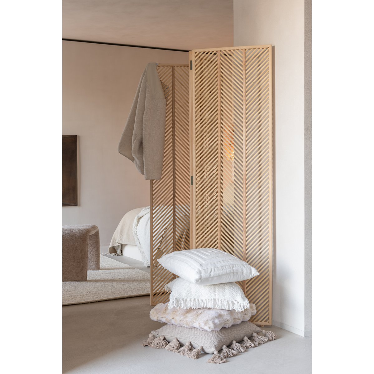 Coussin Wave beige sur un canapé scandinave