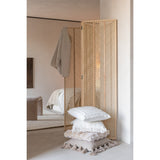 Coussin Wave beige sur un canapé scandinave