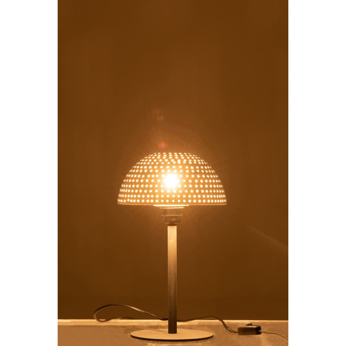 Lampe J-Line Mushroom Balls allumée, créant une ambiance chaleureuse.