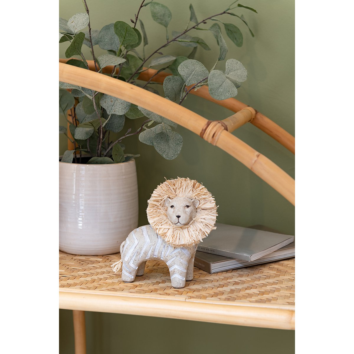 Figurine lion J-Line en polyresin et raphia vue de face