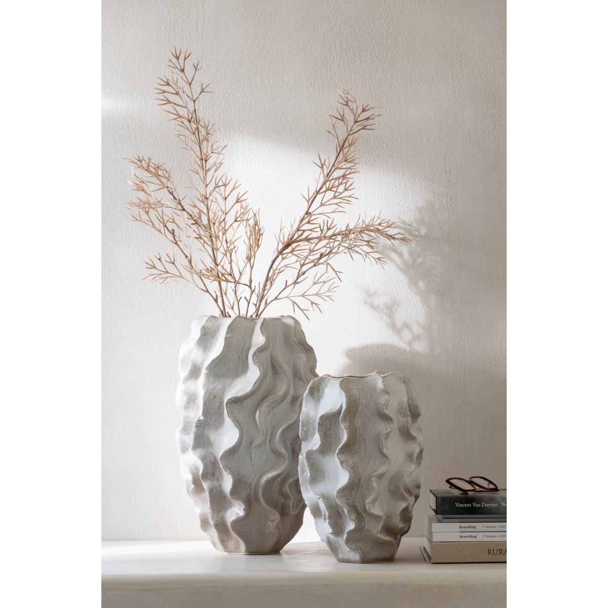 Vue latérale du vase j-line en argile, mettant en avant son élégance moderne