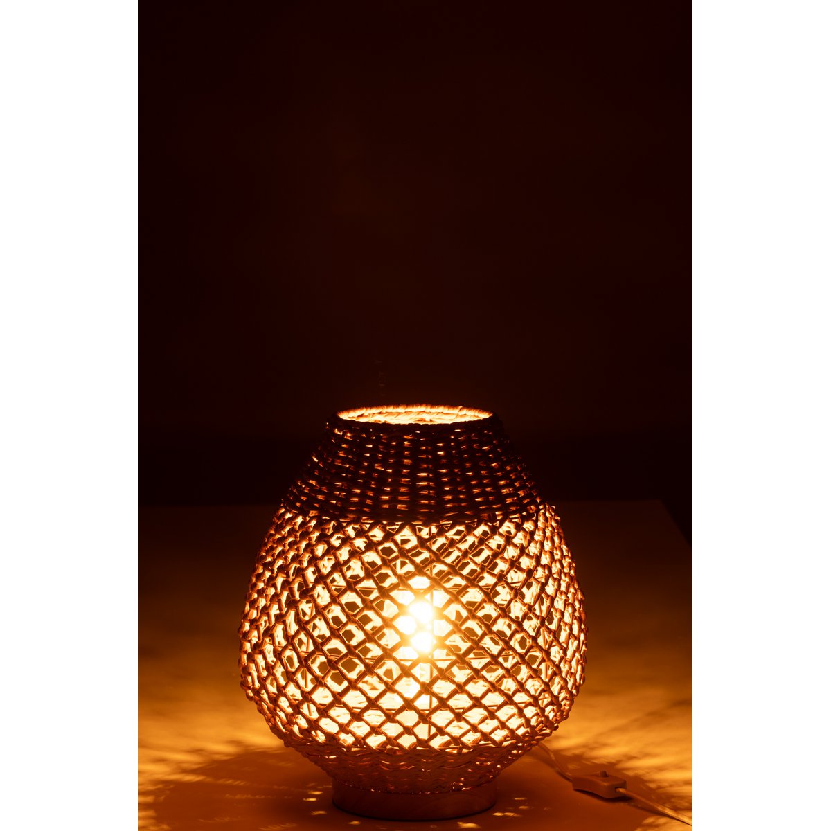 Détail de la finition métallique de la lampe J-Line