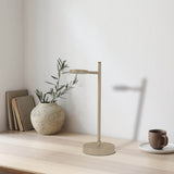 LED LED sans fil "Lupa", 45 cm de haut, en aluminium laqué (amandes givrées, pantone 481 C) et en plastique blanc, à LED intégré, dimmable, capteur tactile.
