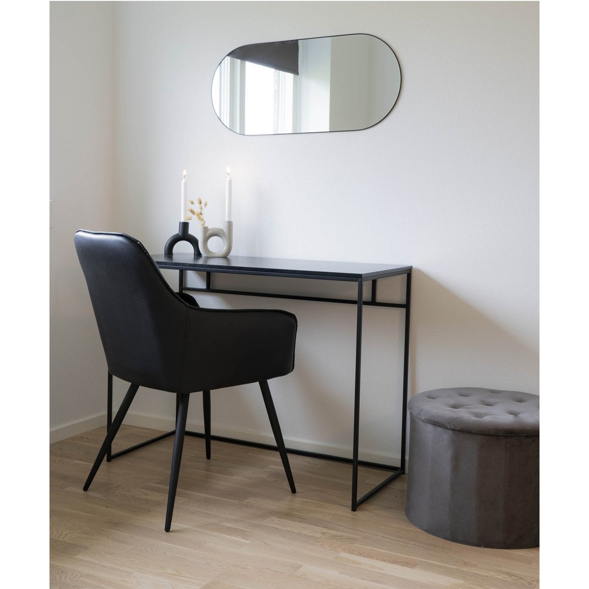 Bureau Vita avec chaise assortie dans un bureau à domicile