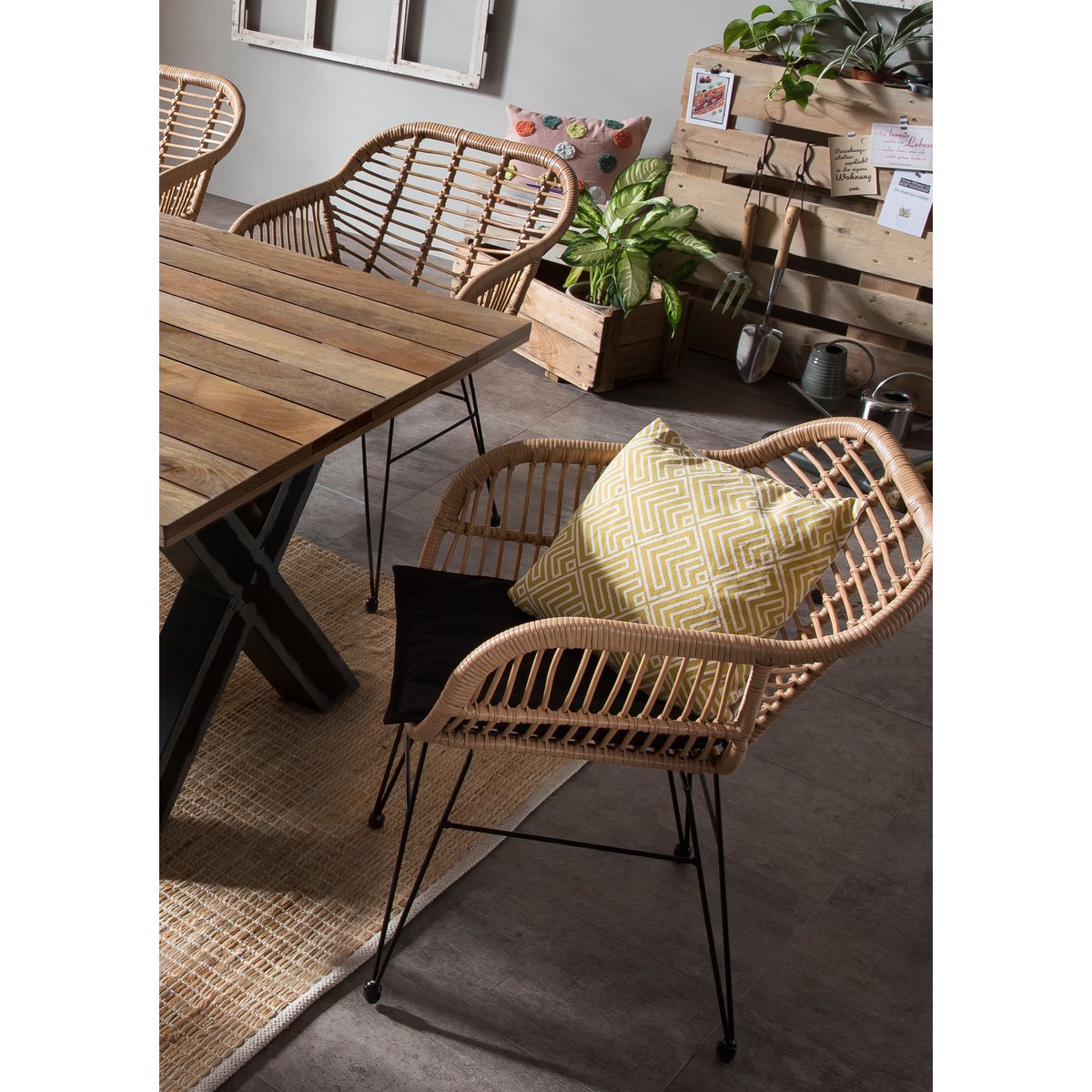 Table de salle à manger avec chaises assorties