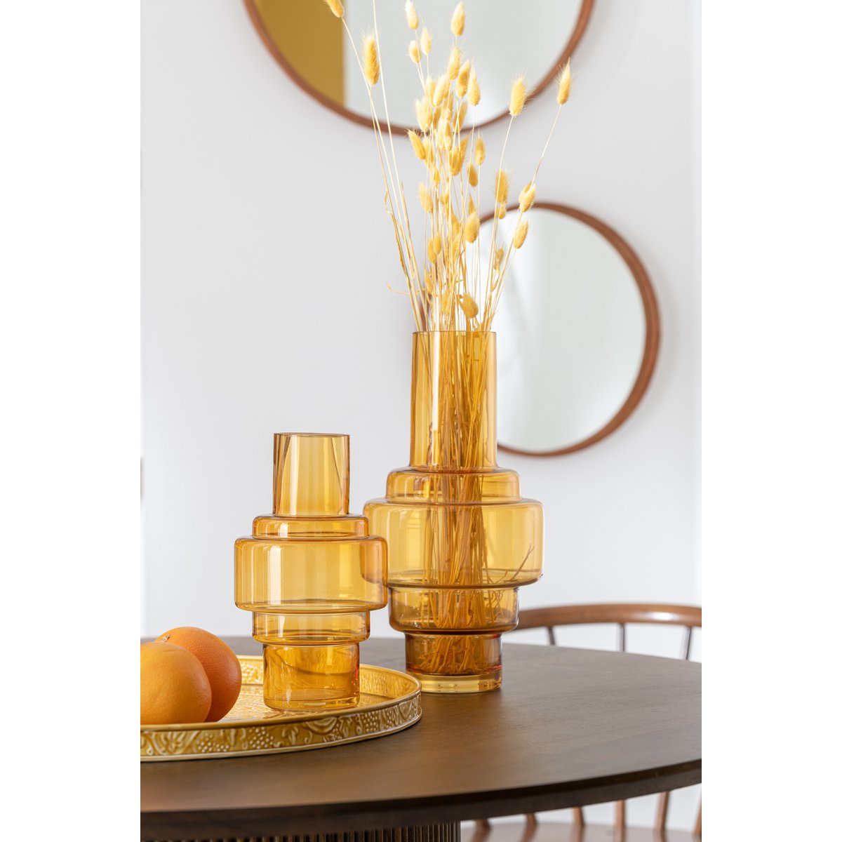 Vase J-Line Rino jaune sur table, ambiance salon