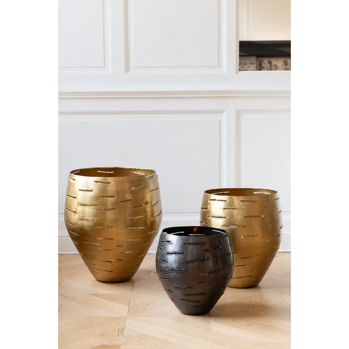 Vue rapprochée des lanternes en métal doré - design moderne
