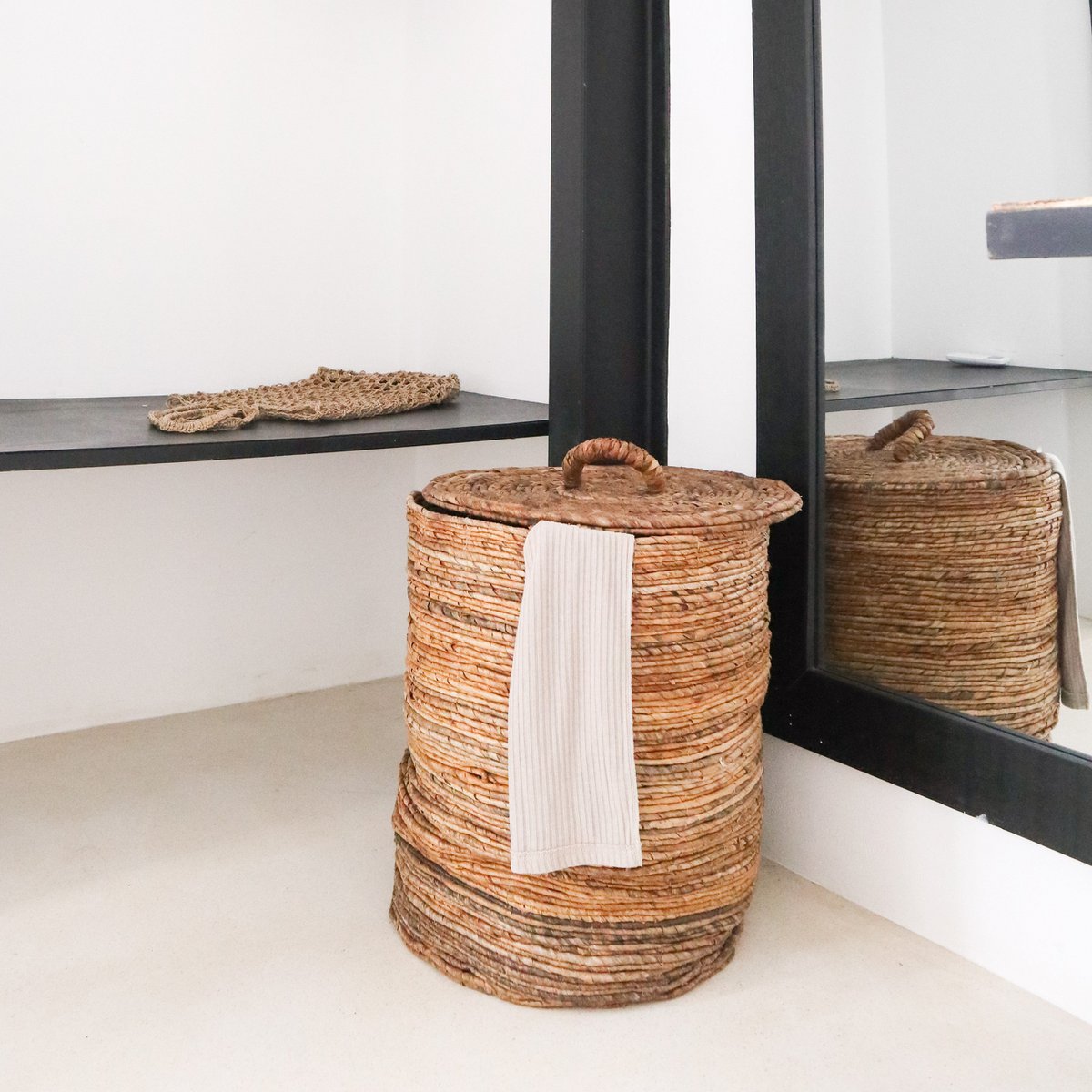 Détail des poignées du panier à linge OMBAK