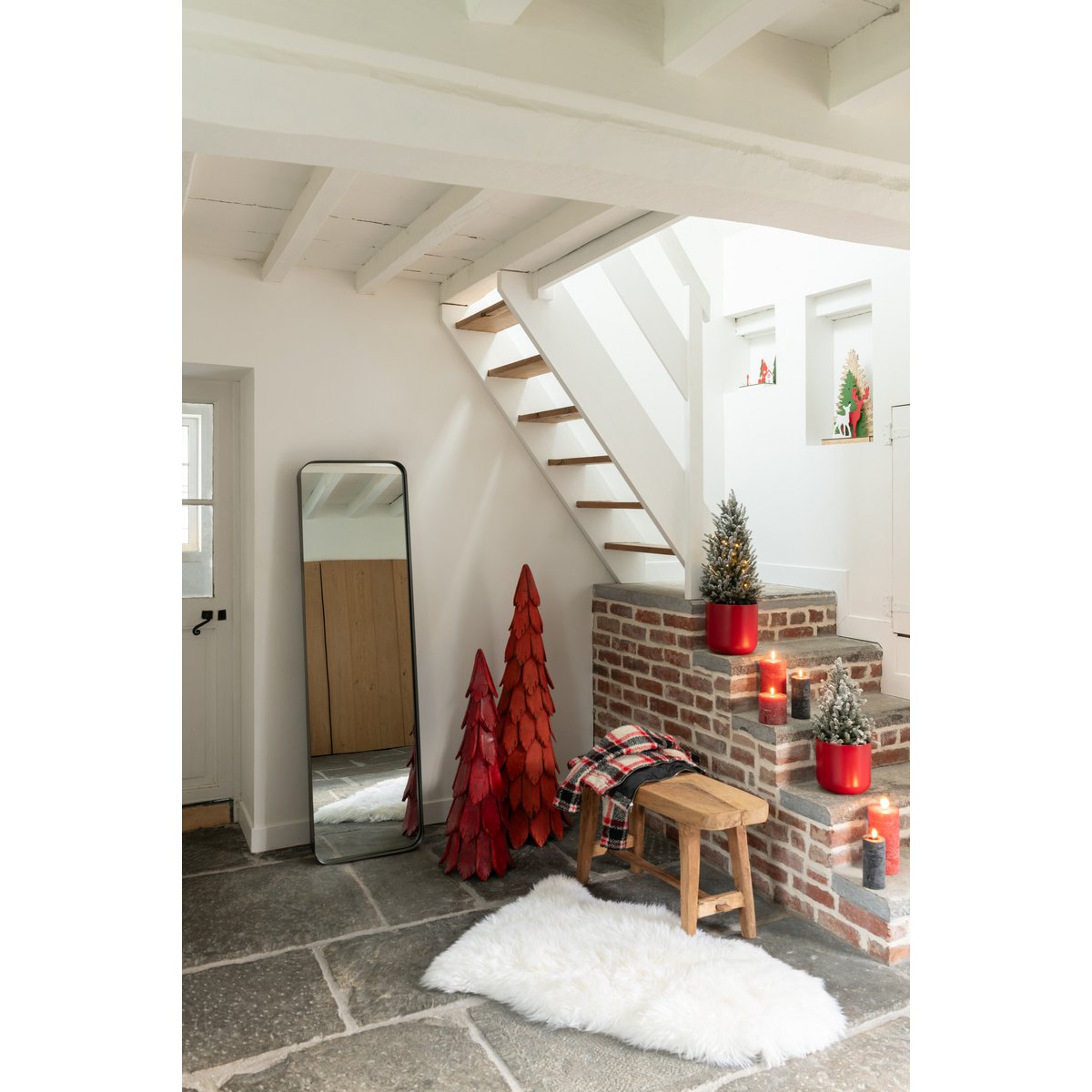 Ambiance festive avec le sapin de Noël J-Line en bois rouge