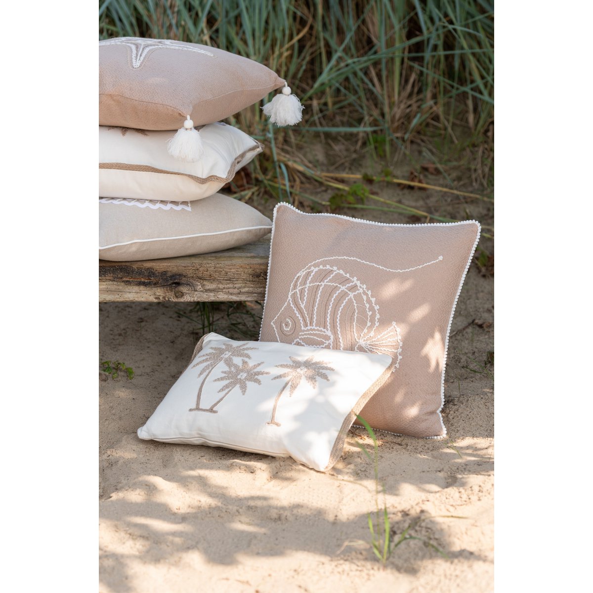 Coussin carré Palmiers J-Line sur un canapé élégant