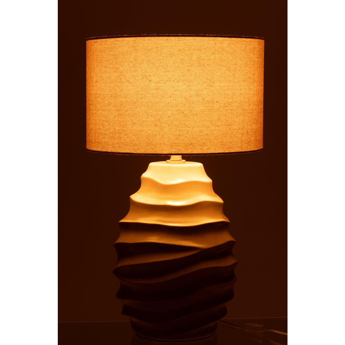 Détail de la lampe J-Line Golf en céramique beige sur une table