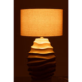 Détail de la lampe J-Line Golf en céramique beige sur une table